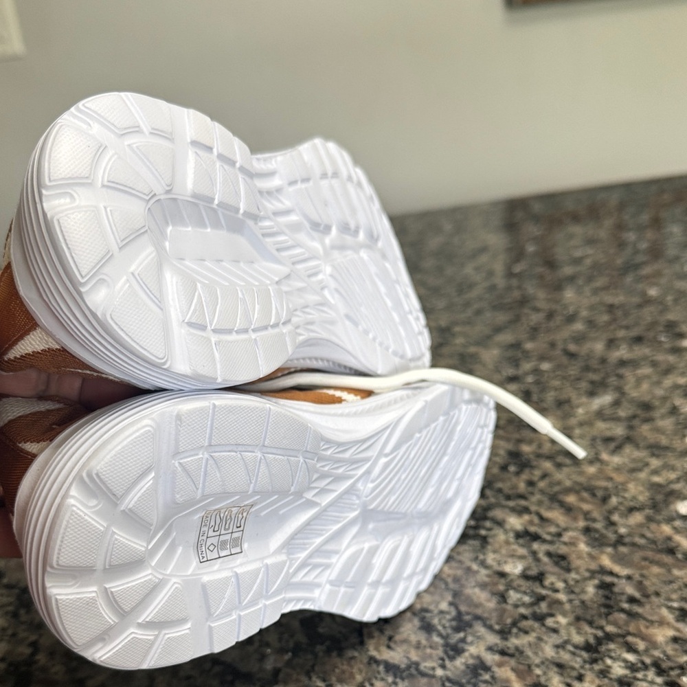 Women's Chevron Patterned Tan and White fashion Sneakers NWOT 8.5 - Picture 8 of 10